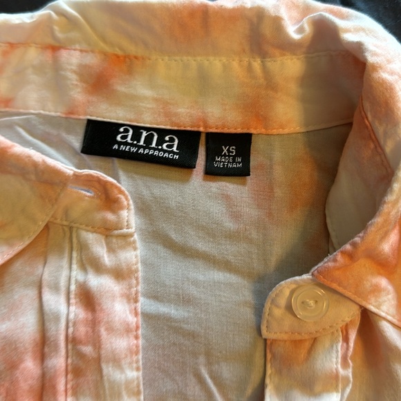 Button down - Picture 3 of 3